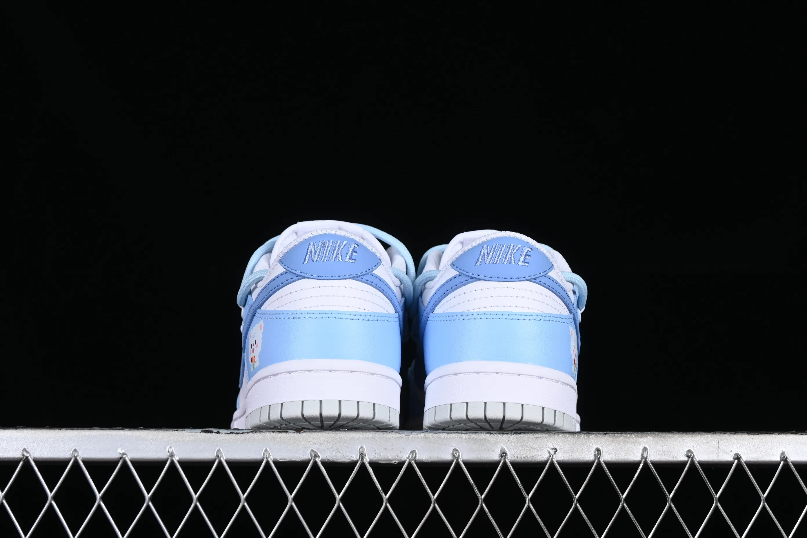 All Categories Nk SB Dunk Series Nk SB Dunk Low Low-top sneakers Nk Dunk Low Happy Bear White and blue cute girl SB deconstructed double shoelace low-top casual sneakers DH9765-102